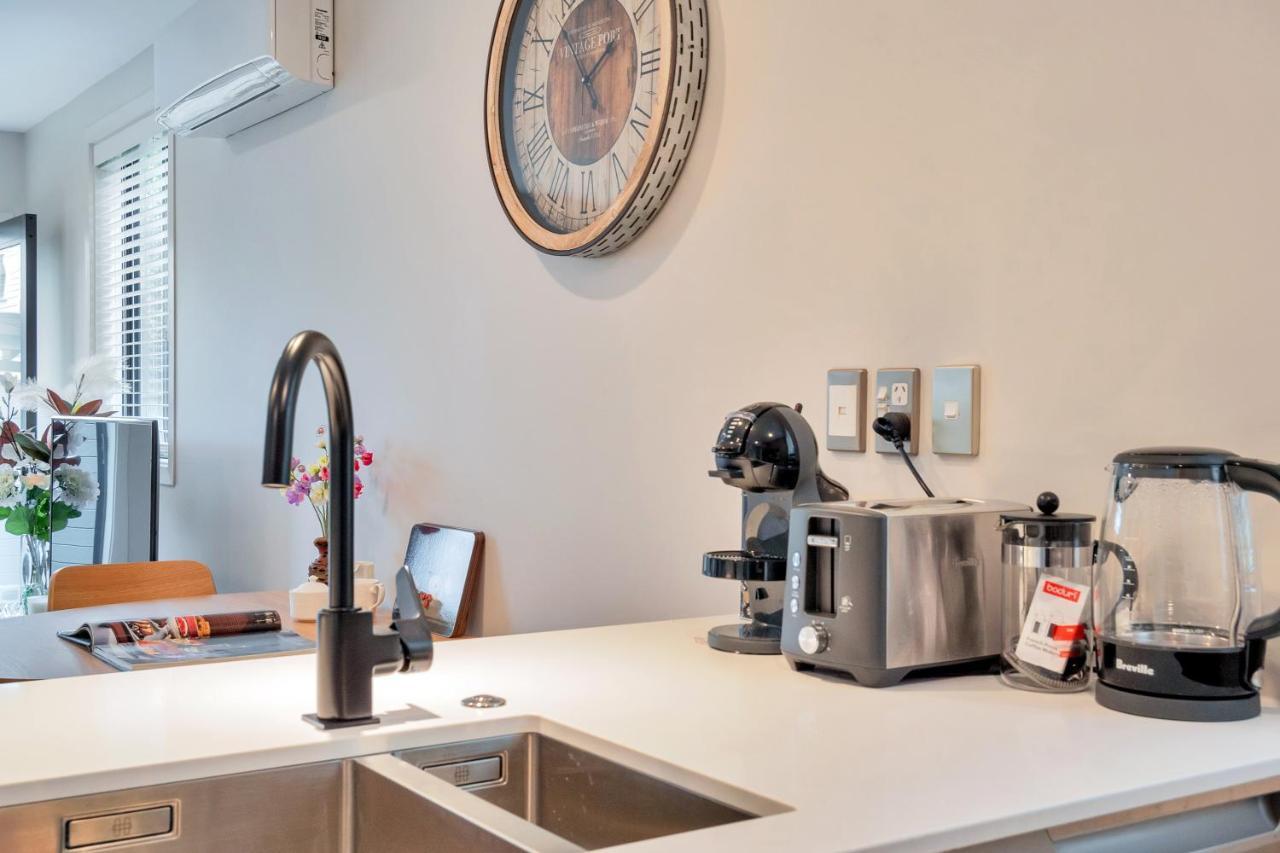 Greenwich Townhouse With Parking And Air-Con オークランド エクステリア 写真