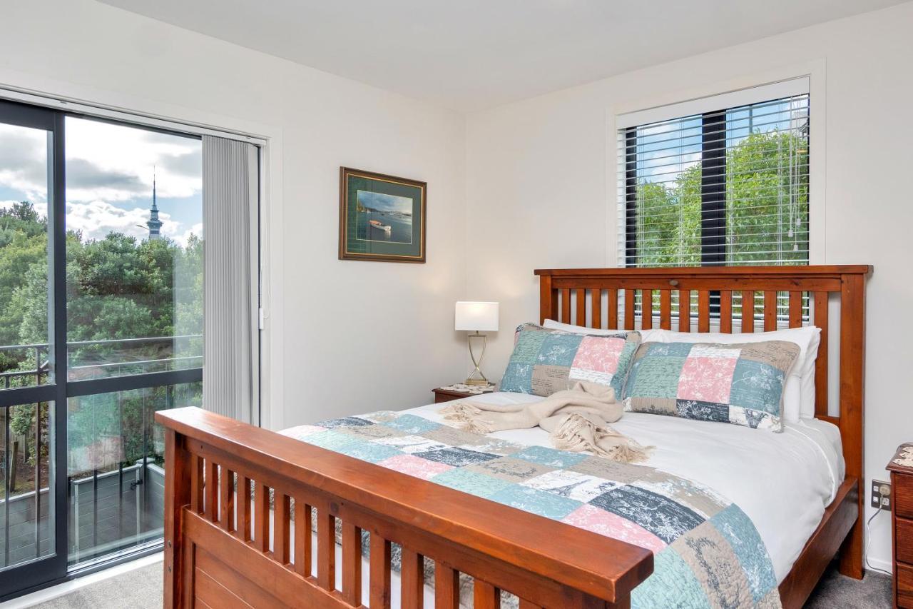 Greenwich Townhouse With Parking And Air-Con オークランド エクステリア 写真