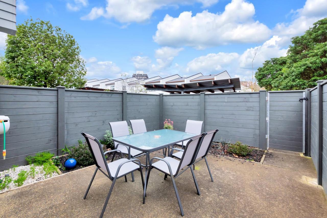 Greenwich Townhouse With Parking And Air-Con オークランド エクステリア 写真