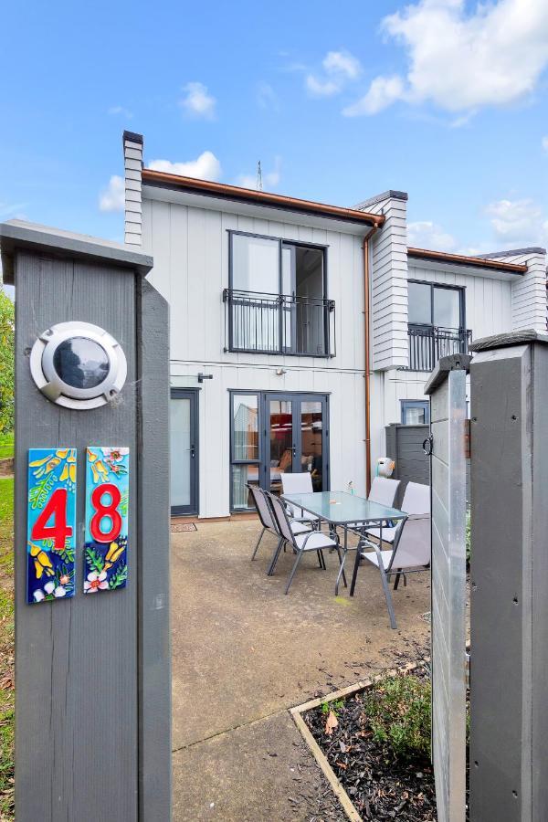 Greenwich Townhouse With Parking And Air-Con オークランド エクステリア 写真