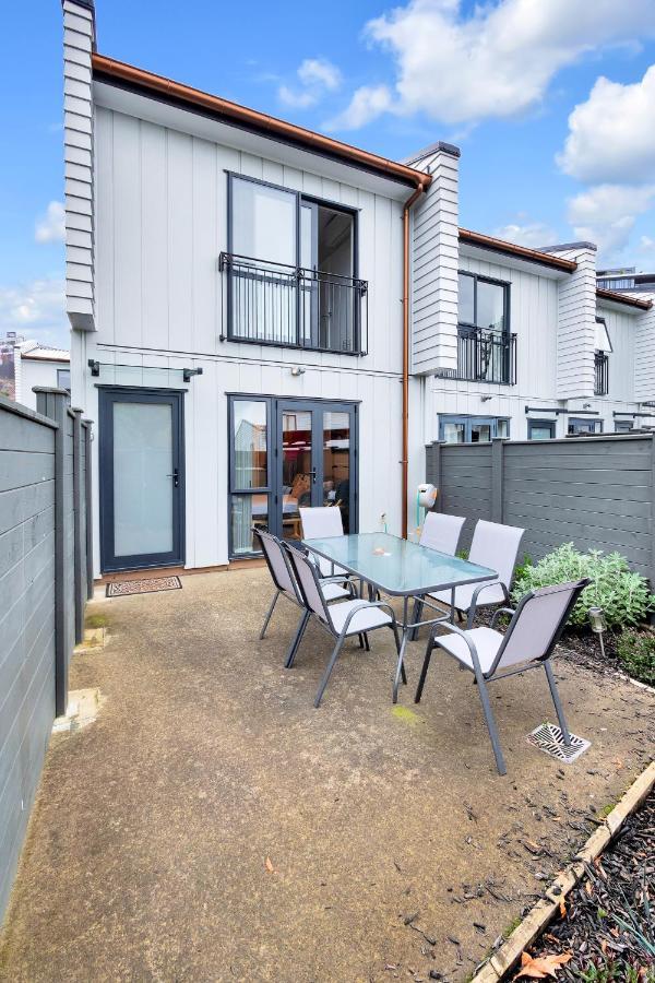 Greenwich Townhouse With Parking And Air-Con オークランド エクステリア 写真
