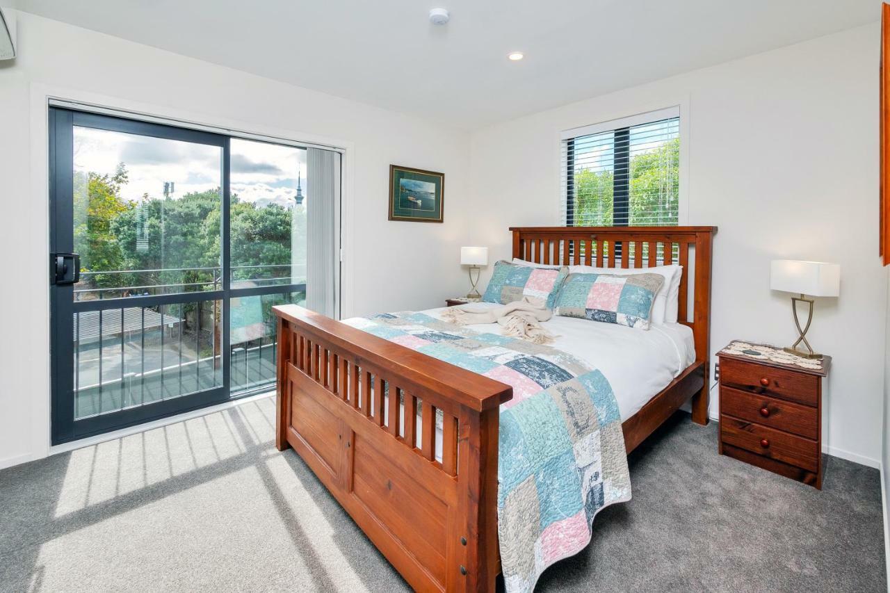 Greenwich Townhouse With Parking And Air-Con オークランド エクステリア 写真