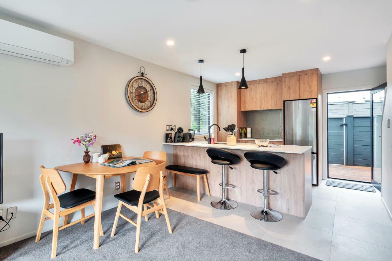 Greenwich Townhouse With Parking And Air-Con オークランド エクステリア 写真